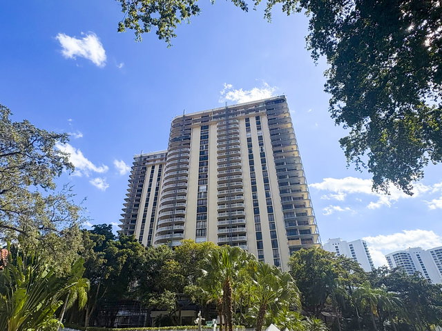 Turnberry Towers  photo 2